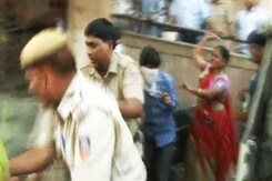 दिल्ली : नांगलोई में बच्ची को अगवा कर रेप करने के आरोपियों की जमकर पिटाई दिल्ली : नांगलोई में बच्ची को अगवा कर रेप करने के आरोपियों की जमकर पिटाई