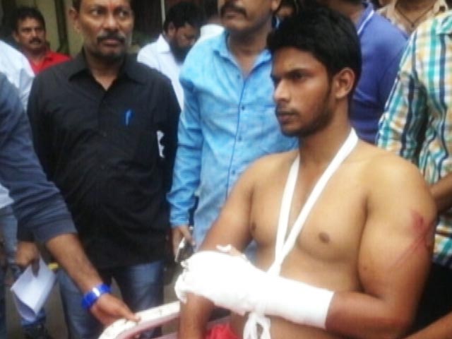 मुंबई में पुलिस पर दो बेकसूर युवकों की बेरहमी से पिटाई का आरोप