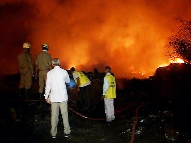 दिल्ली : मंगोलपुरी में झुग्गी बस्ती में आग से 250 घर राख हुए