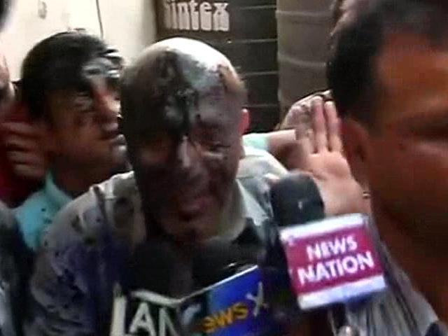 J&K Lawmaker Engineer Rashid Attacked With Black Ink in Delhi