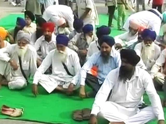 Video : Punjab Chief Minister Calls Emergency Meet Amid Unrest Over Desecration of Holy Book