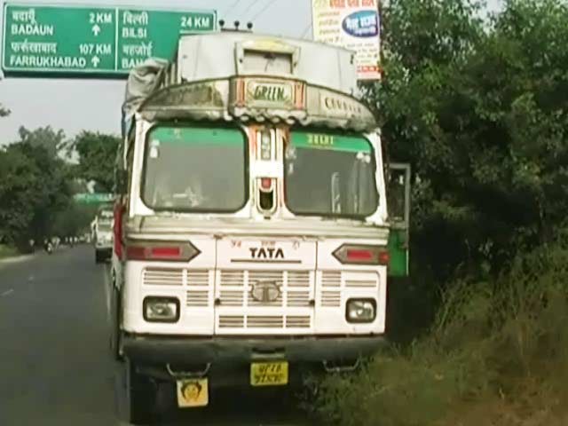 यूपी के बदायूं में दाल लदे ट्रक ड्राइवर की मौत का मामला सामने आया