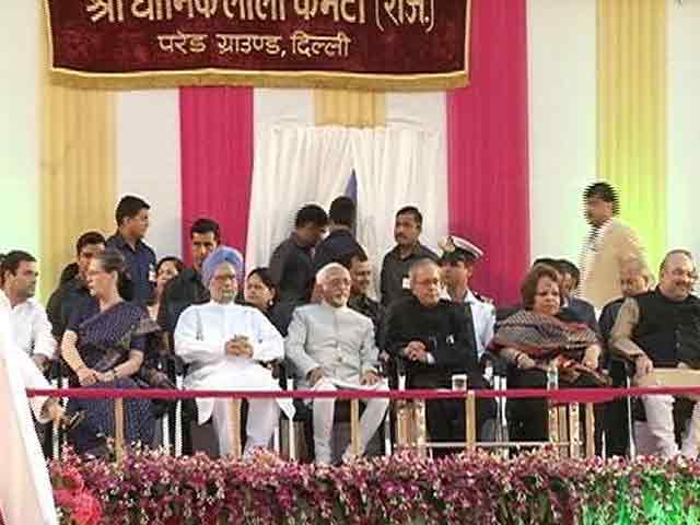 दिल्ली में रामलीला की धूम, रावण दहन में राजनीति