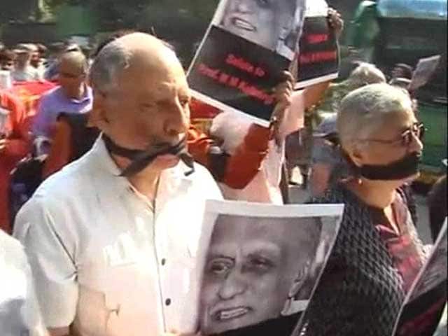 Video : Sahitya Akademi Condemns Kalburgi Killing, Urges Writers to Take Back Awards
