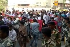 साहित्य कला अकादमी के सामने नामचीन लेखकों का प्रदर्शन साहित्य कला अकादमी के सामने नामचीन लेखकों का प्रदर्शन