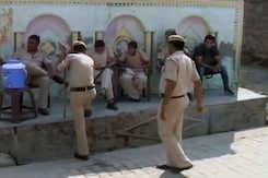 पुलिस ने दर्ज किया जितेंद्र की पत्नी का बयान, CBI को सौंपेगी : सूत्र पुलिस ने दर्ज किया जितेंद्र की पत्नी का बयान, CBI को सौंपेगी : सूत्र