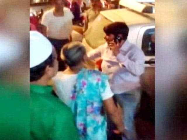 Video : Woman Police Officer Beaten Up in Agra Over Parking Dispute