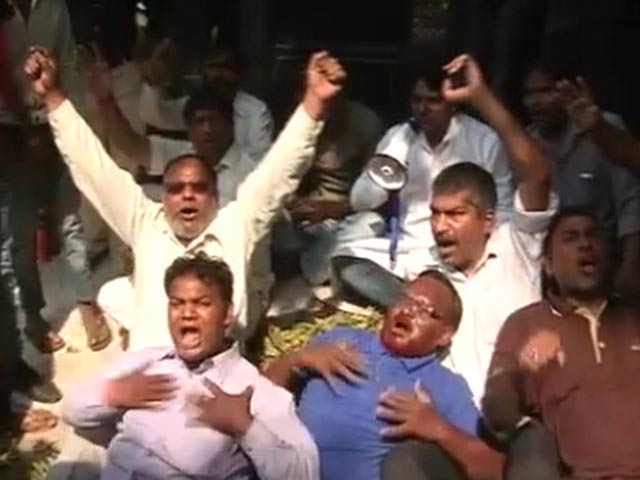 Videos : दिल्ली : सफाईकर्मियों ने मांगें माने जाने का आश्वासन मिलने के बाद हड़ताल वापस ली