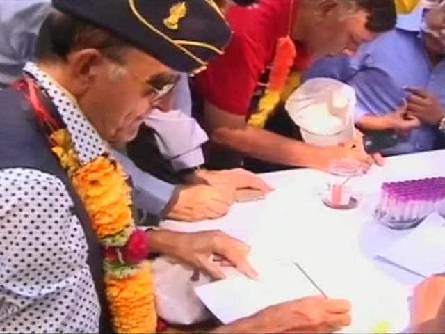 Video : Army Veterans Sign Petition to PM Modi in Blood on One Rank One Pension