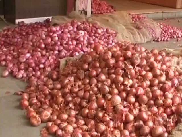 दाल के जमाखोर, प्याज से सीखें सबक! अब कारोबारियों को रुला रहा है प्याज