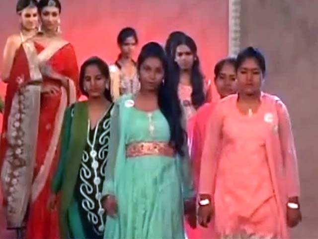 अलग अंदाज़ में फैशन शो, गांव की महिलाएं रैंप पर