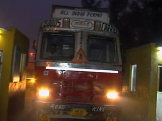 Videos : दूसरे दिन भी ट्रकों से नहीं वसूला गया ग्रीन टैक्स, NDTV की ग्राउंड रिपोर्ट