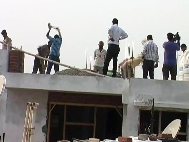 आप विधायक दिनेश मोहनिया की बिल्डिंग पर एमसीडी ने चलाया हथौड़ा