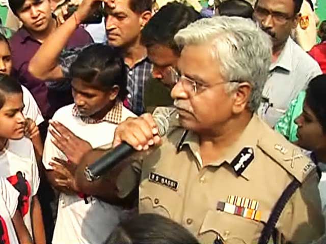 Videos : छात्राओं के कड़े सवालों से घिरे दिल्ली पुलिस कमिश्नर