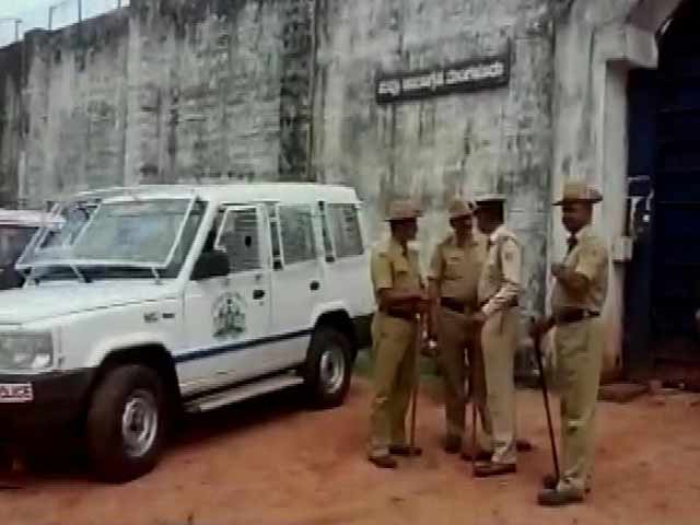 Videos : मैंगलुरु जेल में गैंगवार, धारदार हथियारों से लड़ाई