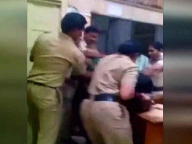 Video : 'Fighting' Mumbai Couple Thrashed In Police Station, Video Goes Viral