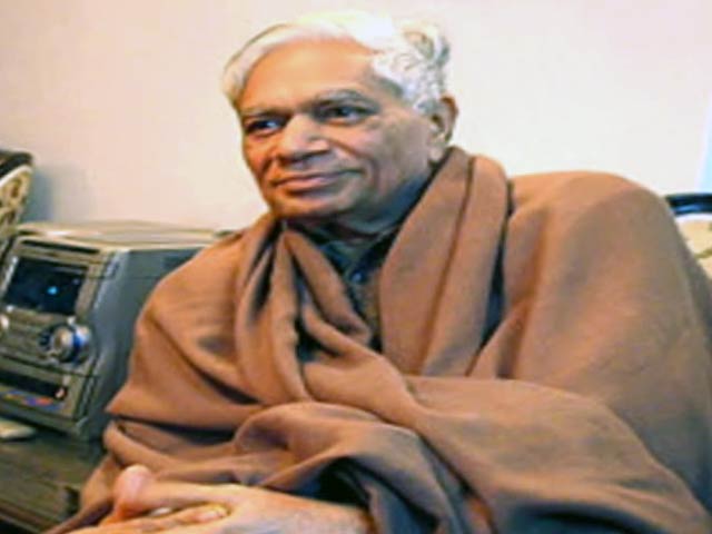 असहनशीलता के मुद्दे पर मोदी सरकार के साथ कुछ साहित्यकार और लेखक