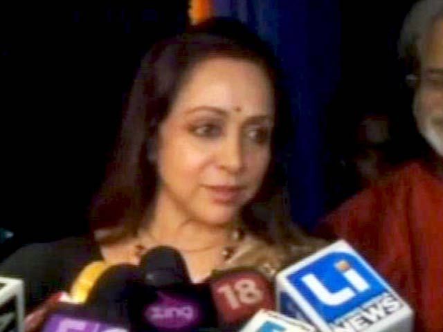 शाहरुख खान को निशाना बनाना ठीक नहीं : हेमा मालिनी