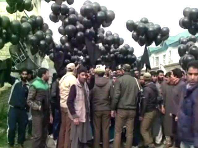 Video : Ahead Of PM Modi's Rally In Srinagar, Black Balloon Protest Near Venue