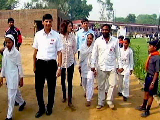 NDTV-कोका कोला सपोर्ट माय स्‍कूल मुहिम का हिस्‍सा बनीं अनुष्‍का शर्मा