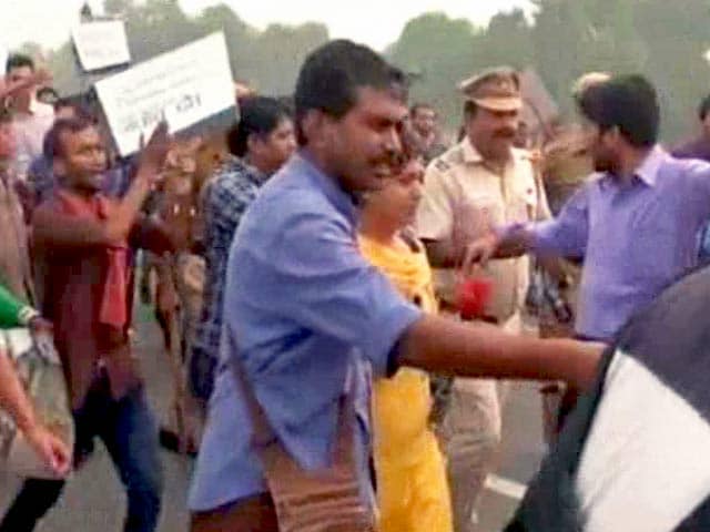 Videos : अनुपम खेर के 'मार्च फ़ॉर इंडिया' में NDTV संवाददाताओं से बदसलूकी