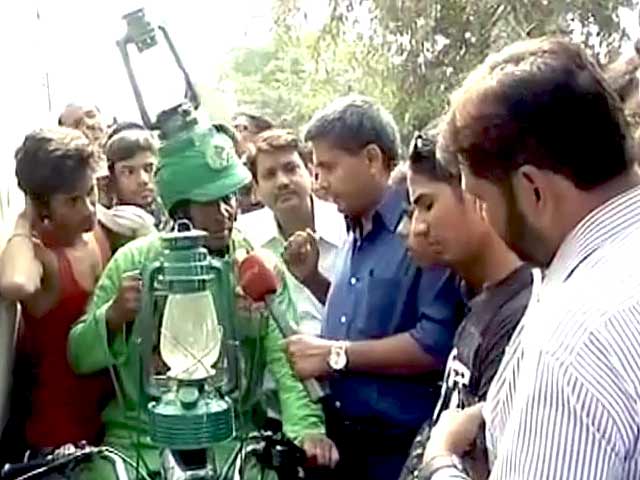 बिहार की सड़कों पर 'लालटेन मैन', लालू की अंदाज में करता है बातें