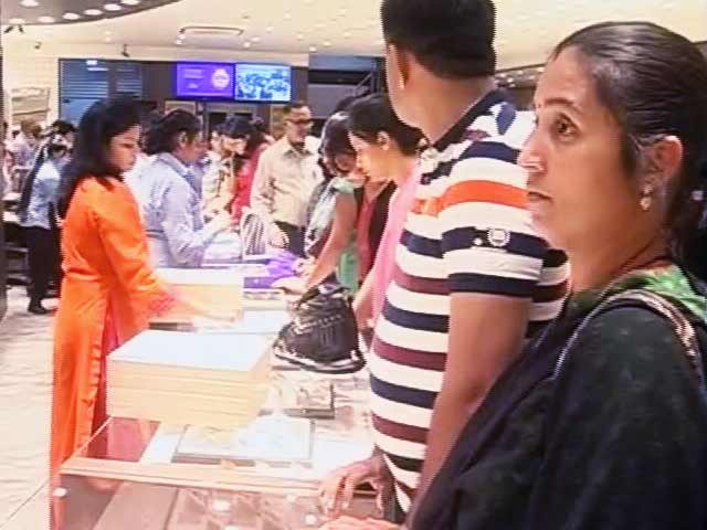 Videos : धनतेरस पर बाजारों में रौनक, सोना सस्ता होने से ज्वैलर्स के यहां ग्राहकों की भीड़