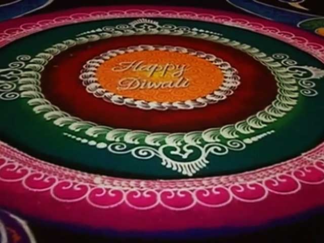 मुंबई में 5 कलाकारों ने 3 घंटे में बनाई 20 फुट की एक रंगोली