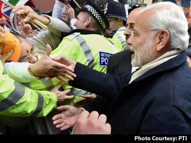 PM Modi Greet Supporters Outside Central London Hotel