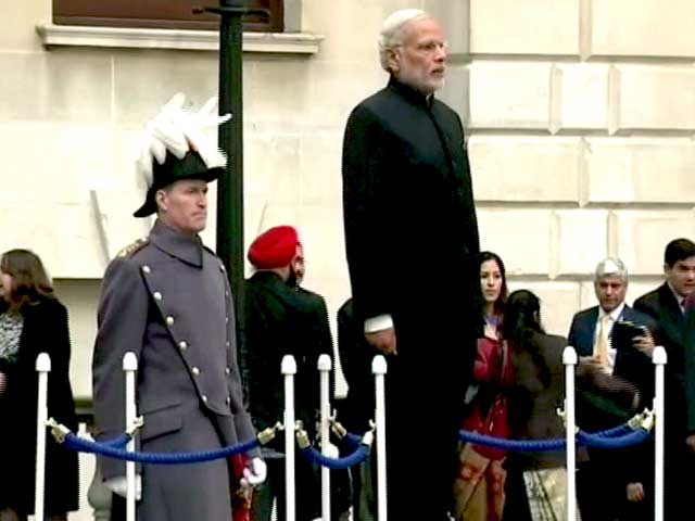 लंदन : पीएम मोदी का डेविड कैमरन ने गार्ड ऑफ ऑनर से किया स्वागत