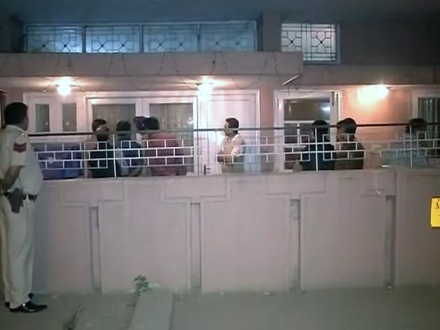 दिल्ली के ईस्ट ऑफ कैलाश इलाके में एक बुजुर्ग दंपती की गला घोंटकर हत्या