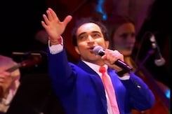 British singer Navin Kundra performs <i>Jai Ho</i> British singer Navin Kundra performs <i>Jai Ho</i>