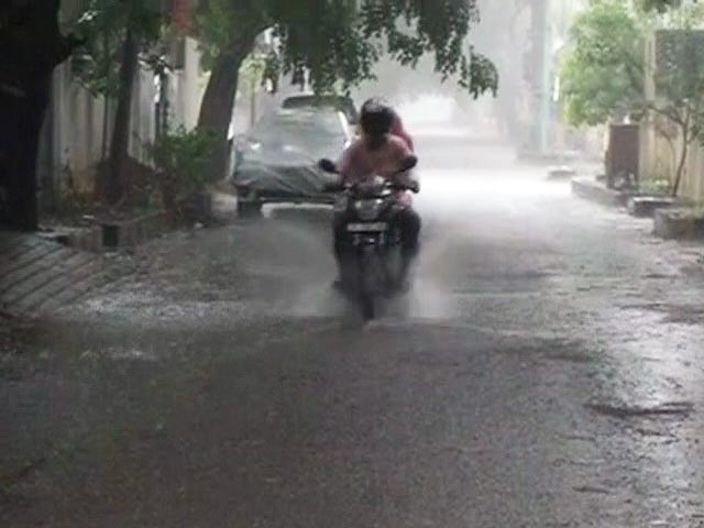 भारी बारिश से बेहाल तमिलनाडु और पुड्डुचेरी, स्कूल और कॉलेज बंद