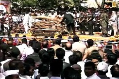 कर्नल संतोष महादिक को अंतिम विदाई, रक्षामंत्री ने भी दी श्रद्धांजलि कर्नल संतोष महादिक को अंतिम विदाई, रक्षामंत्री ने भी दी श्रद्धांजलि