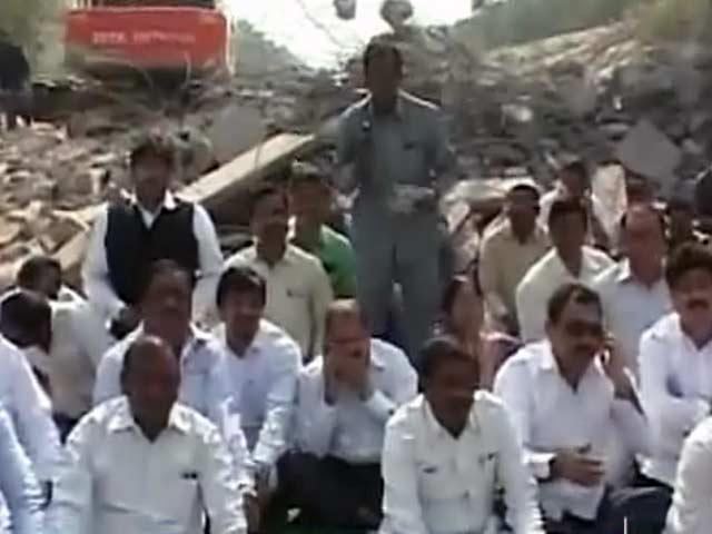 यूपी में सरकार ने अंबेडकर स्मारक की दीवार गिराई, बीएसपी का धरना-प्रदर्शन