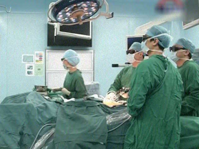 Doctors Remove "Egg" From Man's Belly