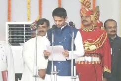 Tej Pratap Yadav, Lalu Yadav's Debutant Son, Repeats Oath After Flub Tej Pratap Yadav, Lalu Yadav's Debutant Son, Repeats Oath After Flub