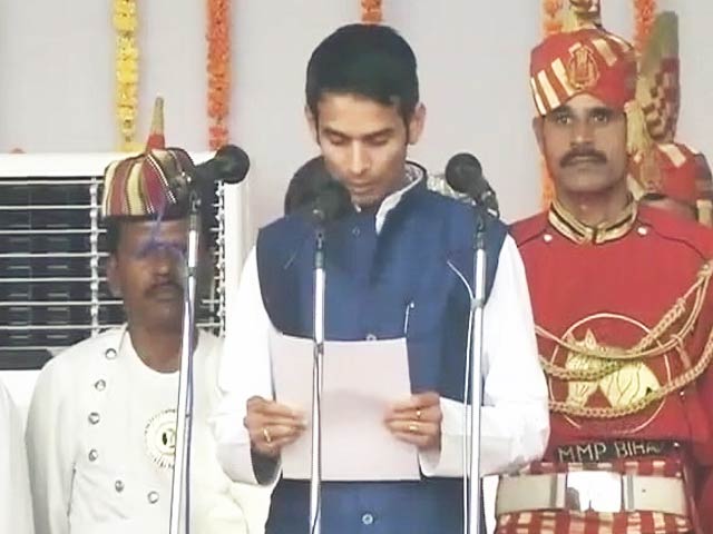 शपथ लेते समय लालू यादव के बड़े बेटे तेज प्रताप यादव ने कीं दो-दो गलतियां