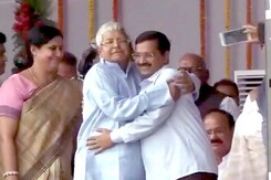 At Bihar Swearing-in, Lalu-Kejriwal Hug Gets All the Tweets At Bihar Swearing-in, Lalu-Kejriwal Hug Gets All the Tweets