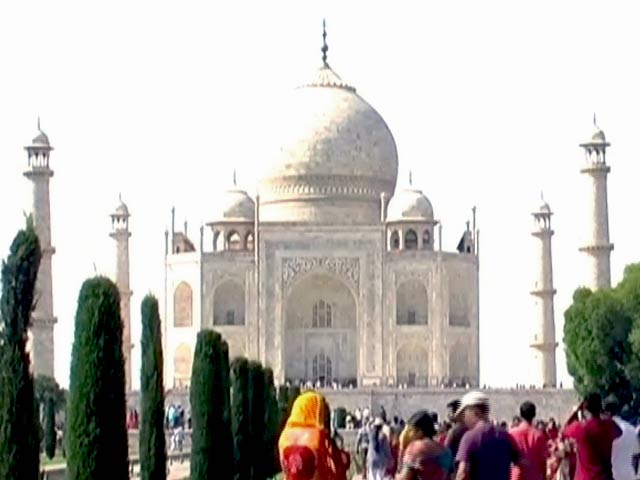 कोर्ट पहुंचा श्मशान हटाने का मुद्दा, श्मशान के धुएं से ताज को खतरा