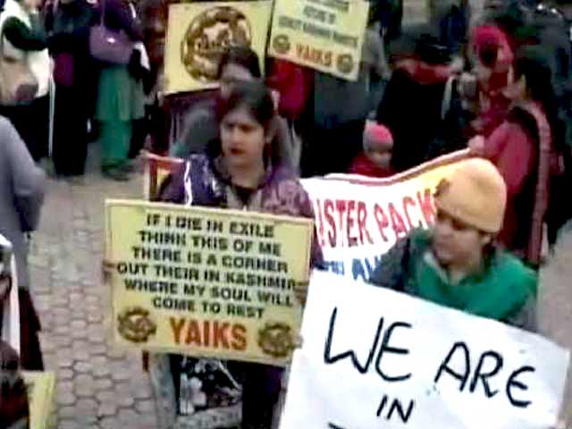 पुनर्वास नीति से नाराज़ कश्मीरी पंडितों ने लाल चौक पर किया प्रदर्शन