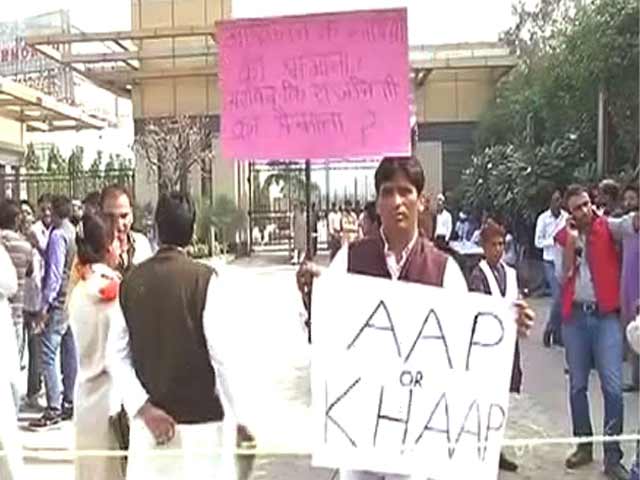 हंगामे के बीच 'आप' की राष्ट्रीय परिषद की बैठक, बैनर-पोस्टर लेकर पहुंचे कार्यकर्ता