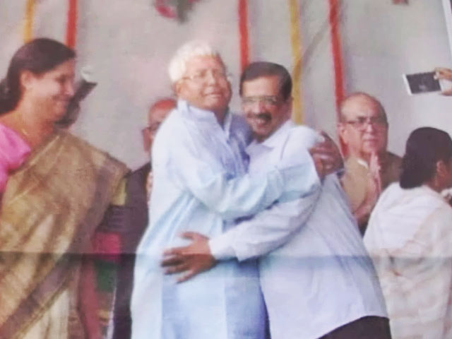 बीजेपी ने पोस्टर में लालू से गले मिलने का उड़ाया मजाक, केजरीवाल ने दी सफाई