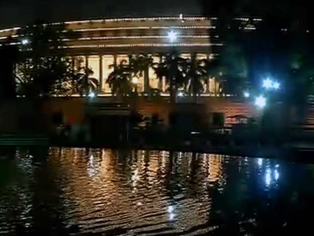 Videos : संविधान दिवस के मौके पर रोशन हुआ संसद भवन
