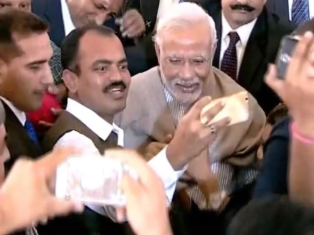 Video : At PM Modi's Lunch for Media, Journalists Jostle for Selfies