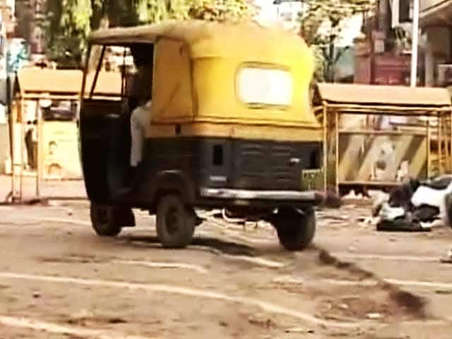 Videos : बेंगलुरू : सड़क के बीचोंबीच बने गढ्ढे में गिरने से एक युवक की मौत