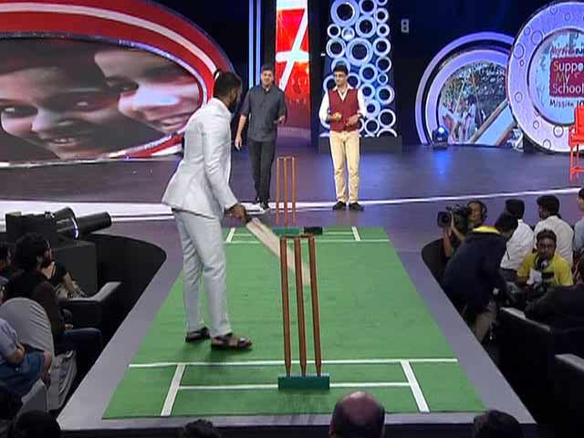 Ranveer Singh Challenges <i>Dada</i> on the Pitch