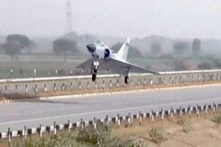 हाइवे पर लैंडिंग का 'मास्टरप्लान', आपात स्थिति के लिए वायुसेना की तैयारी हाइवे पर लैंडिंग का 'मास्टरप्लान', आपात स्थिति के लिए वायुसेना की तैयारी