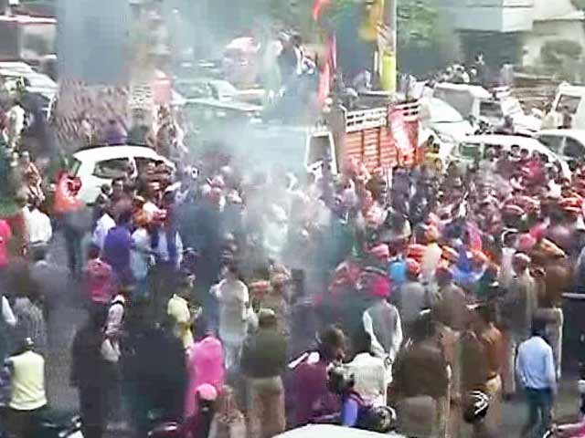 Videos : ओपी शर्मा पर कार्रवाई से नाराज बीजेपी, कार्यकर्ताओं का प्रदर्शन