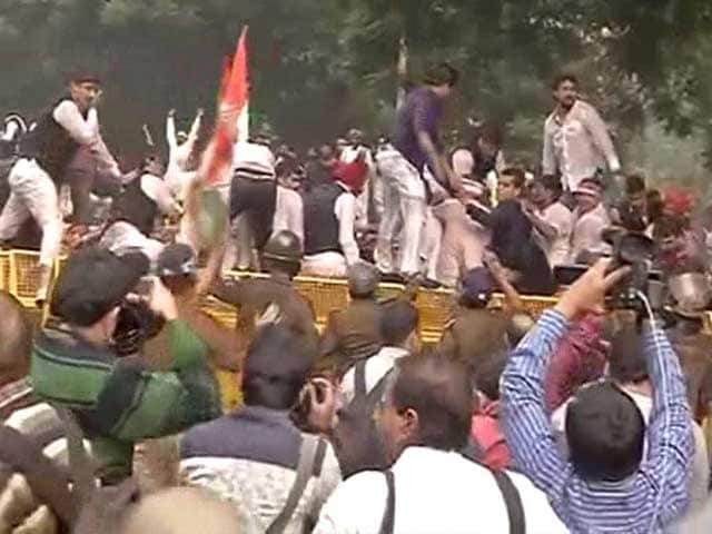 Video : Youth Congress Workers Protesting Against 'Intolerance' in Delhi